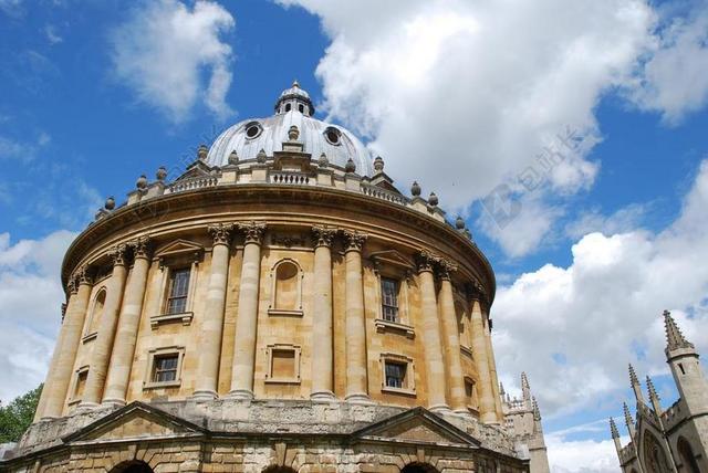 蓝天白云户外现代城市建筑牛津大学背景图片