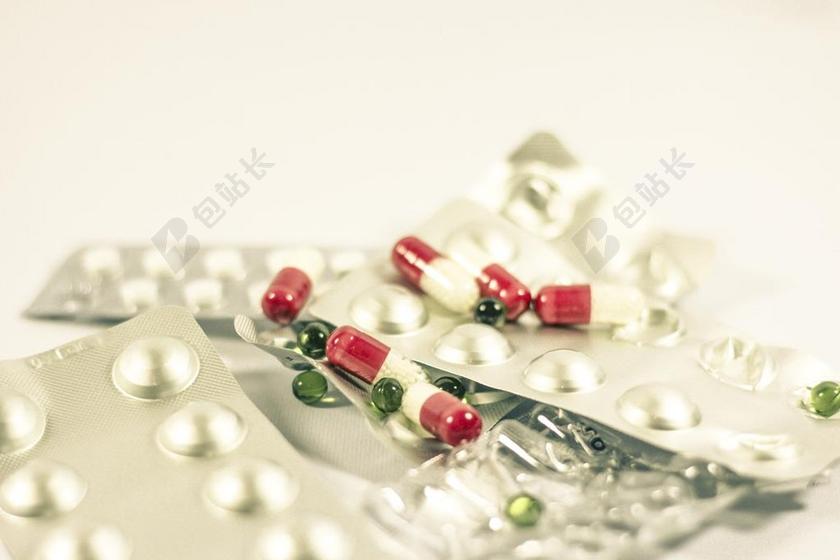 医学简单不同颜色大小的药丸吃药治疗健康背景图片
