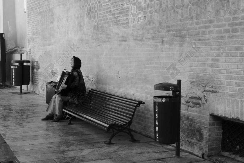 街头音乐 手风琴 街头音乐家 歌唱 歌手 银行 垃圾桶 黑与白