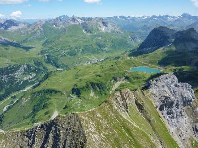 ARLBERG 山 BERGSEE 高山湖 水 远足 滑翔伞