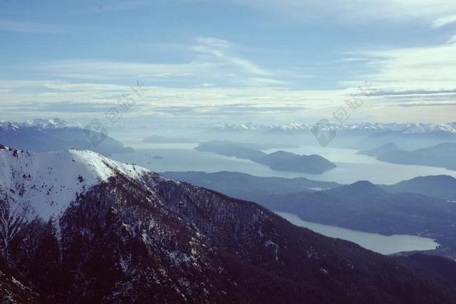 自然开阔蓝天下的群山河湖水山水自然旅游背景图片