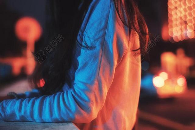冷暖 对比 光影 晚 市 女人 孤独 单独 臂 灯火