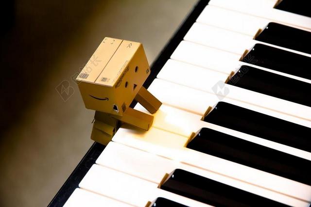 音乐键盘现代艺术音乐玩偶模型背景图片