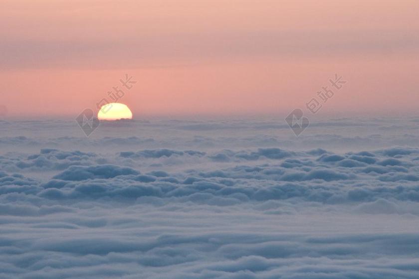 红蓝自然秀美云层上的半个太阳日出日落自然云背景图片