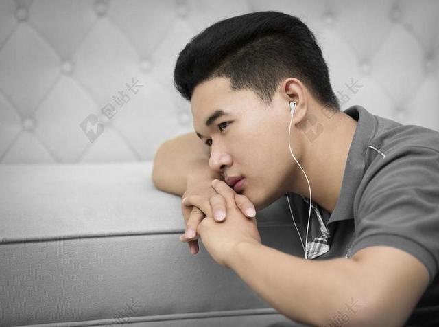 很好 蛤蜊 男人 年轻 音乐 头戴耳机 伤心 做梦
