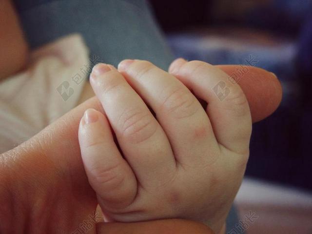 亲子信任婴儿握父母手指背景图片