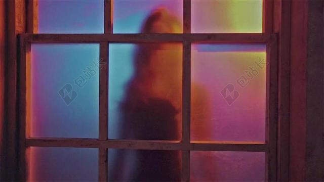玻璃门 侧影 鬼 爬行