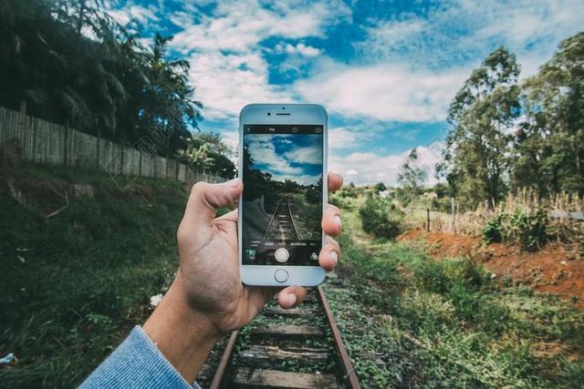 草 手 IPHONE 移动电话 户外 铁路 天空 智能手机
