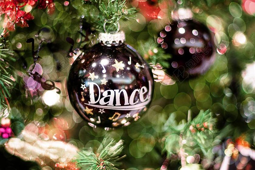 绿色圣诞节装饰花球树挂坠背景图片