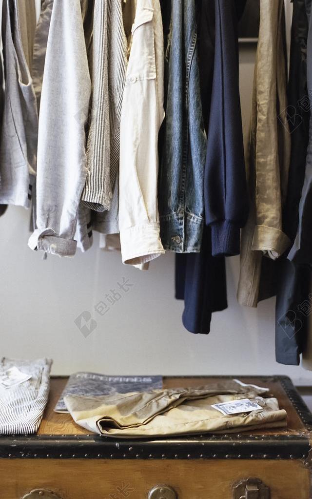 壁橱里 衣服 衣柜 服装 时尚 衬衫 裤子 衣架 挂 休闲