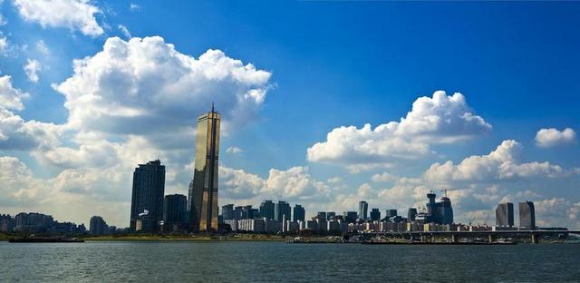 蓝天白云海边现代城市建筑地标设计背景图片