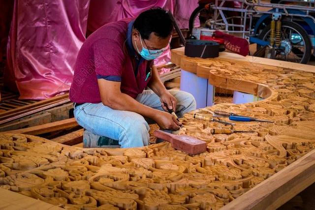 雕刻手工艺工艺品现场制作加工背景图片