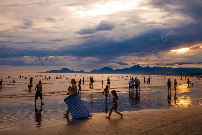 户外海边沙滩休闲旅游度假玩耍背景图片