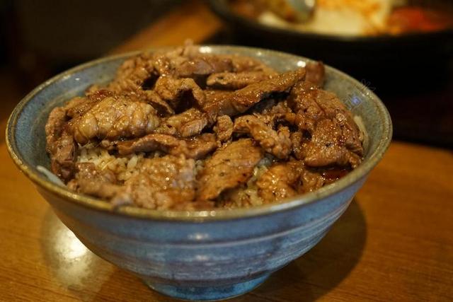 午餐 碗米饭 肉