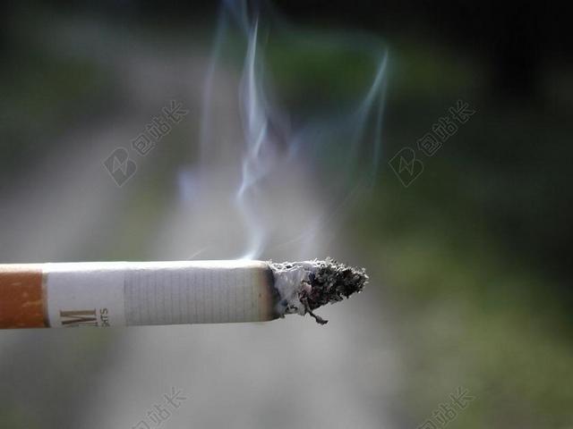 健康吸烟燃烧的香烟禁烟吸烟危害健康背景图片