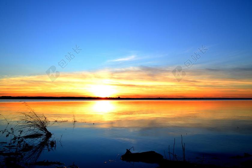 黄蓝自然壮美蓝天下的彩云和倒影自然旅游景点背景图片