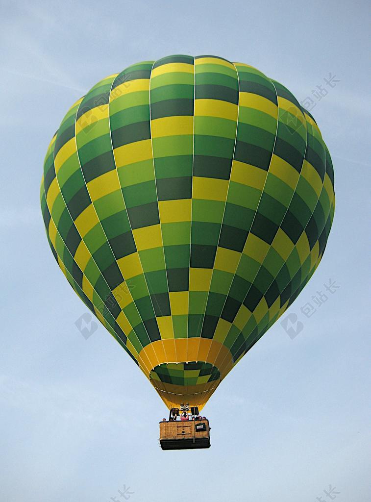 娱乐休闲蓝天中的热气球休闲娱乐背景图片