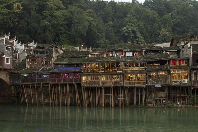 建筑特色水边的吊脚楼景点旅游建筑设计背景图片