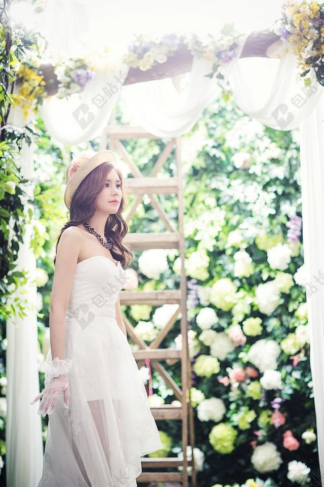 婚纱 时尚 人物 白色礼服 新娘 花园 光 帽子