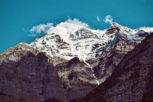 蓝色旅游浪漫青山绿水蓝天白云背景图片