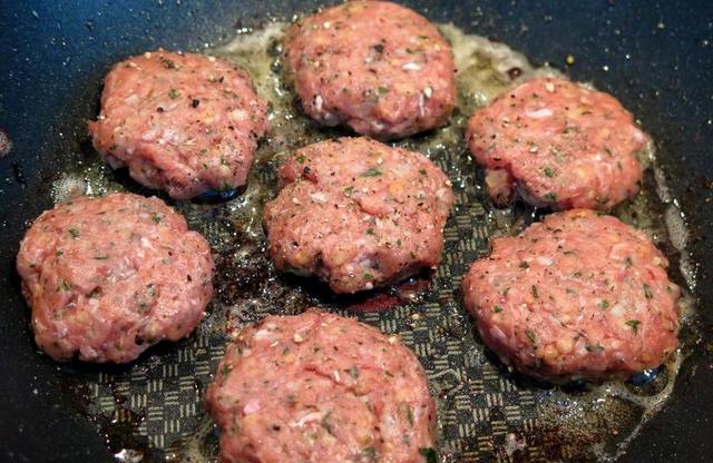 碎的肉 肉球 肉圆 凉拌卷心菜 汉堡 泛 烧焦 脂肪 厨师