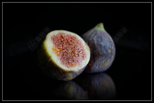简约切开的无花果背景图片