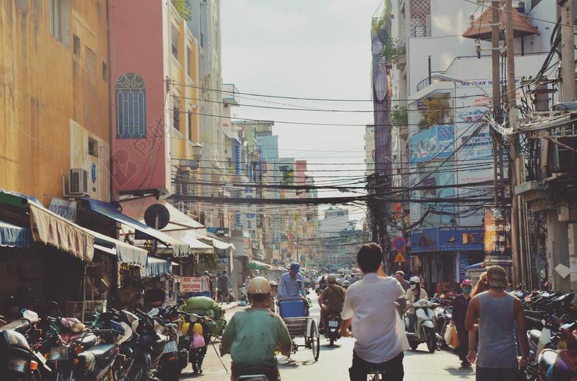 时尚街头的人群和车辆摆放背景图片