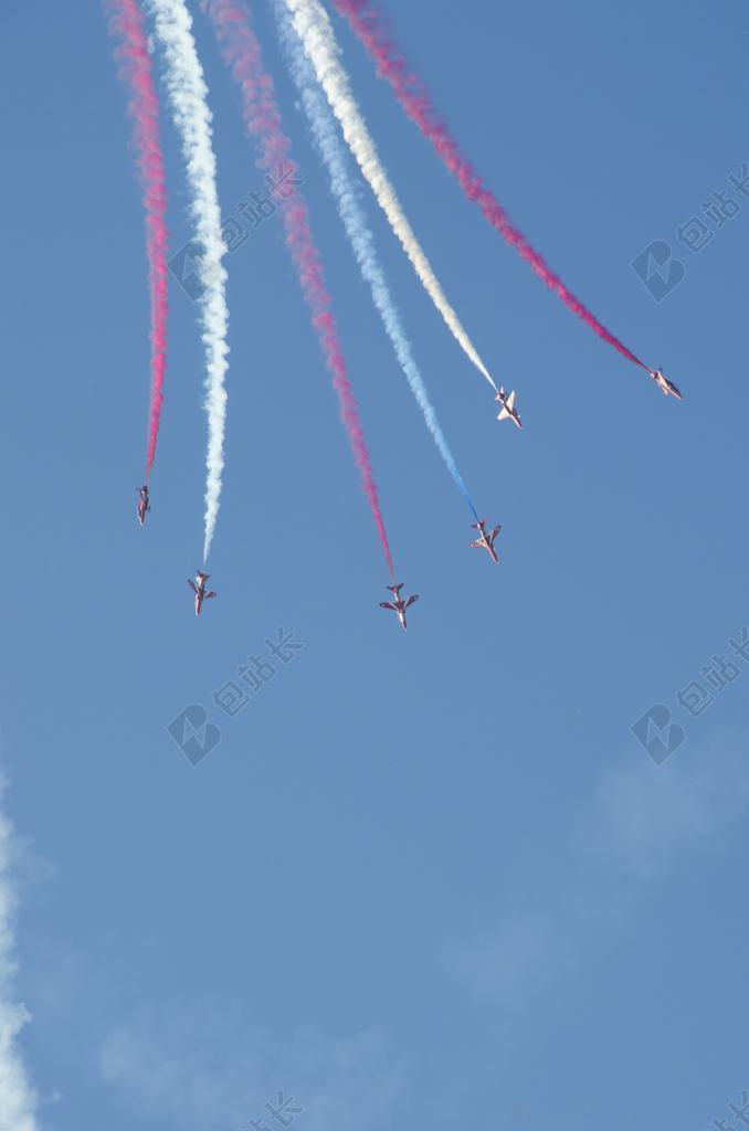 蓝色军事漂亮蓝天上的飞机彩带演习武器军事背景图片