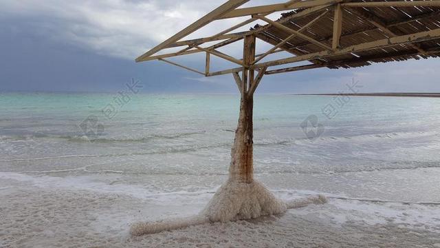 自然海滩上搭建的木屋背景图片