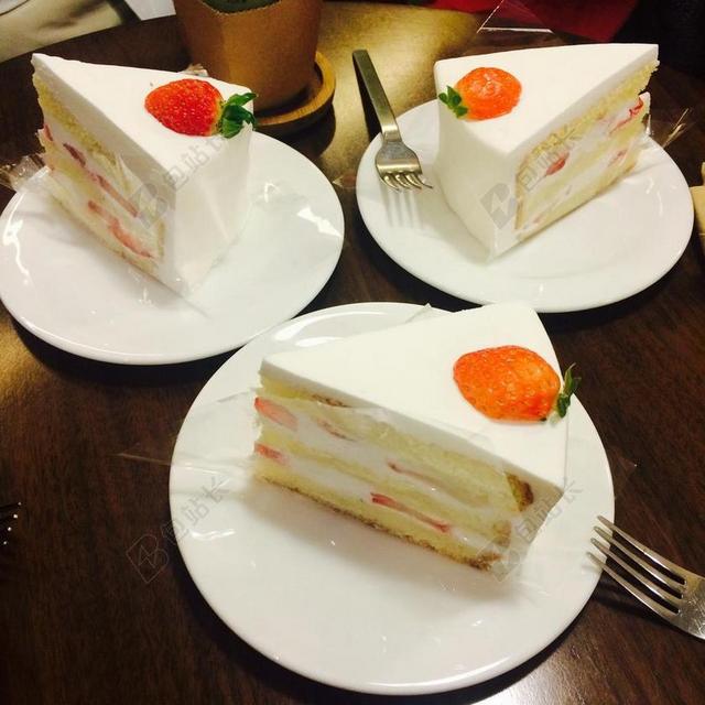 餐饮唯美草莓蛋糕背景图片