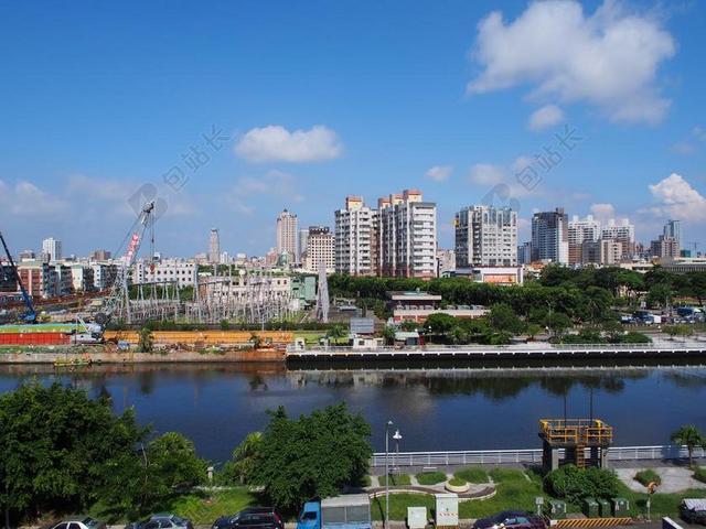 河川 市区 河边 河堤 晴天 路边停车
