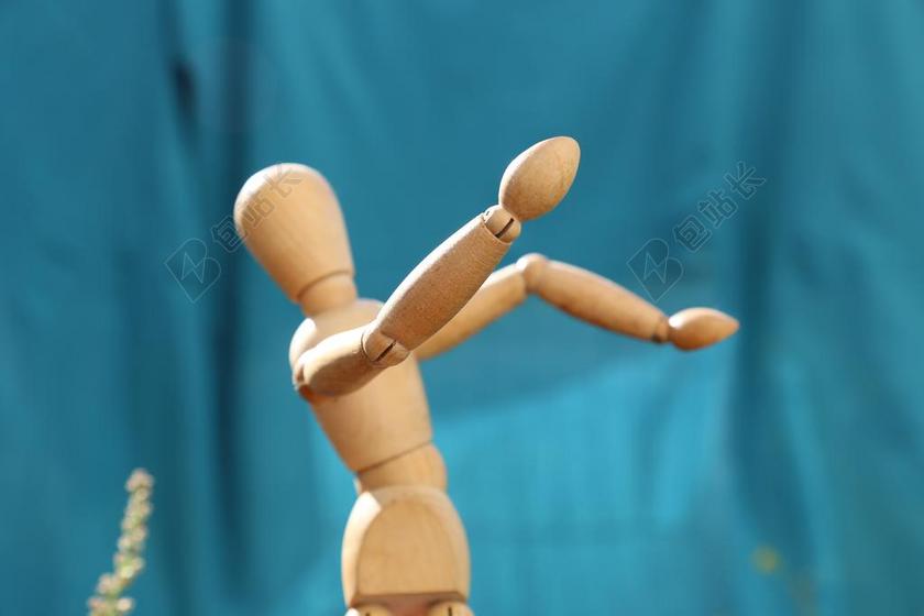 广告简约木头人姿势模特宣传背景图片