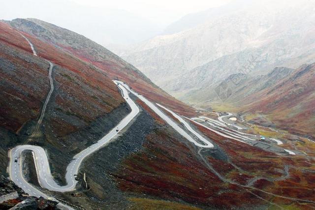 交通山间的曲折公路背景图片