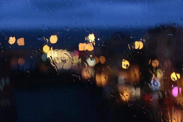 清新雨后玻璃散景背景图片