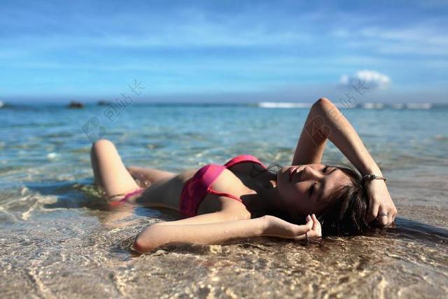 美女 大海 唯美 青春 蓝天 海浪 台湾 人体 春季