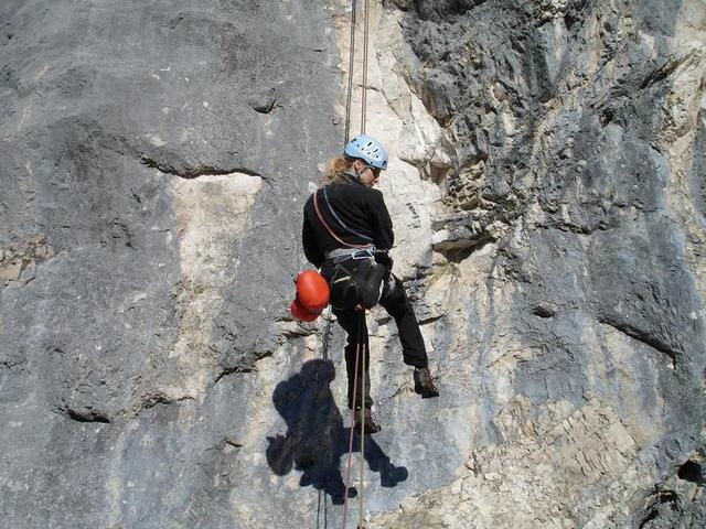 绕绳下降 爬 登山者 绳索技术 陡墙 中度设防 安全 女子