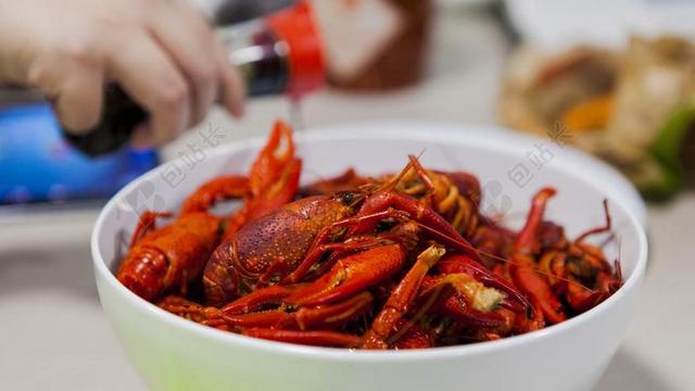 红白食物海鲜美味碗里面的小龙虾海产品龙虾美食背景图片