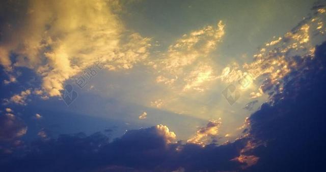自然炫彩天空上的阳光和云层光影天空自然背景图片