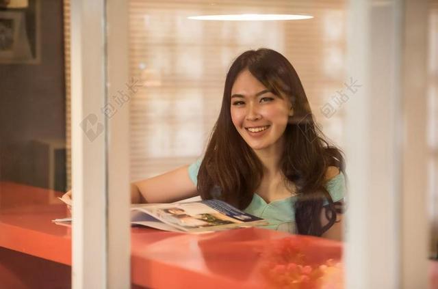 红色艺术唯美亚洲女性人像近景摄影背景图片