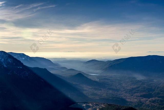 蓝色自然巍峨蓝天下连绵群山山风自然背景图片