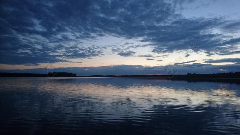 蓝色自然静谧天空下的波纹水面自然山水背景图片