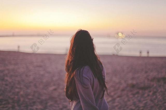唯美日落女子背影背景图片