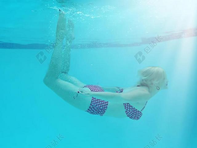蓝色艺术唯美女性水下泳姿人像摄影背景图片