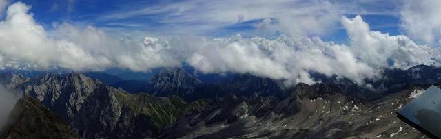 自然高山山脉景色背景图片