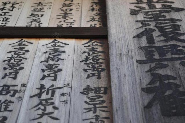 灰黑文字古典木板上的中式古代文字文字中华书法背景图片