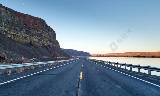 自然公路两旁景色背景图片