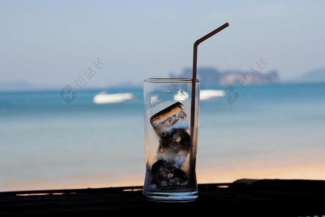 摄影清新海滩边桌子上的冰块饮料夏季背景图片