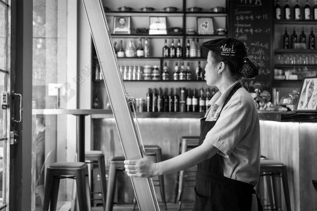 灰色人物认真正在店里工作的女店员劳作服务员背景图片
