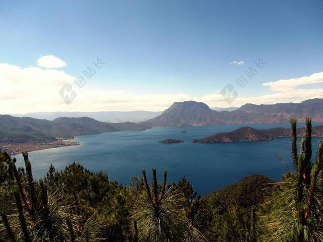 自然壮美蓝天下群山海水等山水自然旅游背景图片