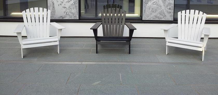 家居简约地面上的黑白两把椅子家居设计背景图片